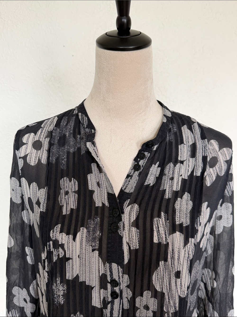 Vintage Emanuel Ungaro Black and White Floral Pleated Blouse size small - Picture 3 of 9